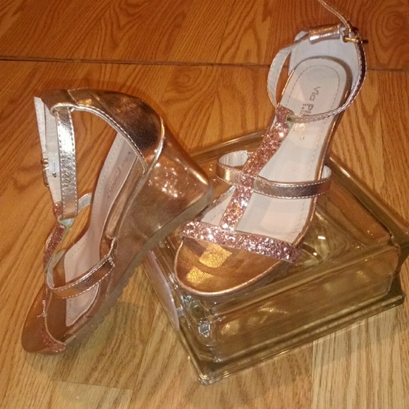 gold heels size 5.5